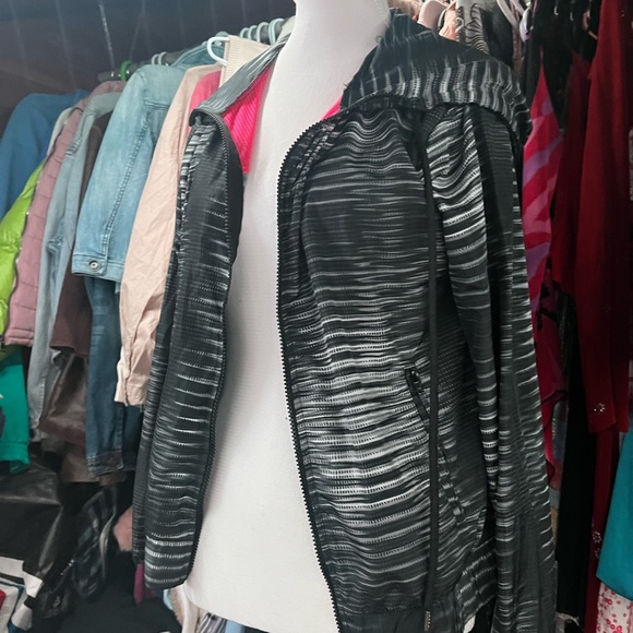 black windbreaker - Picture 2 of 4